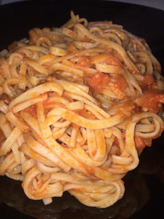 Una foto de Tallarines con salsa boloñesa