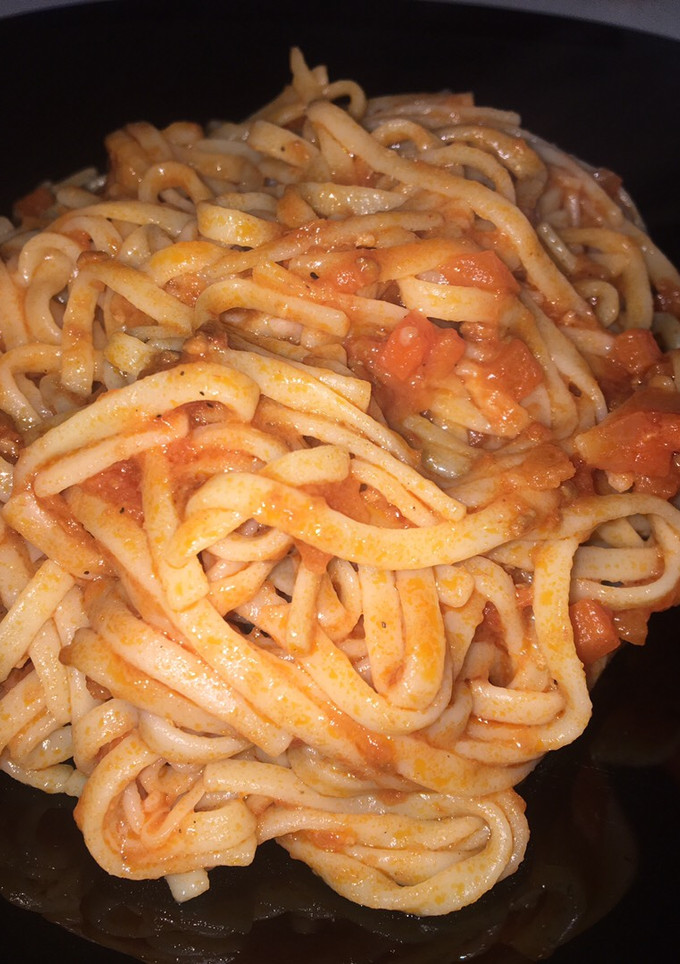 Una foto de Tallarines con salsa boloñesa