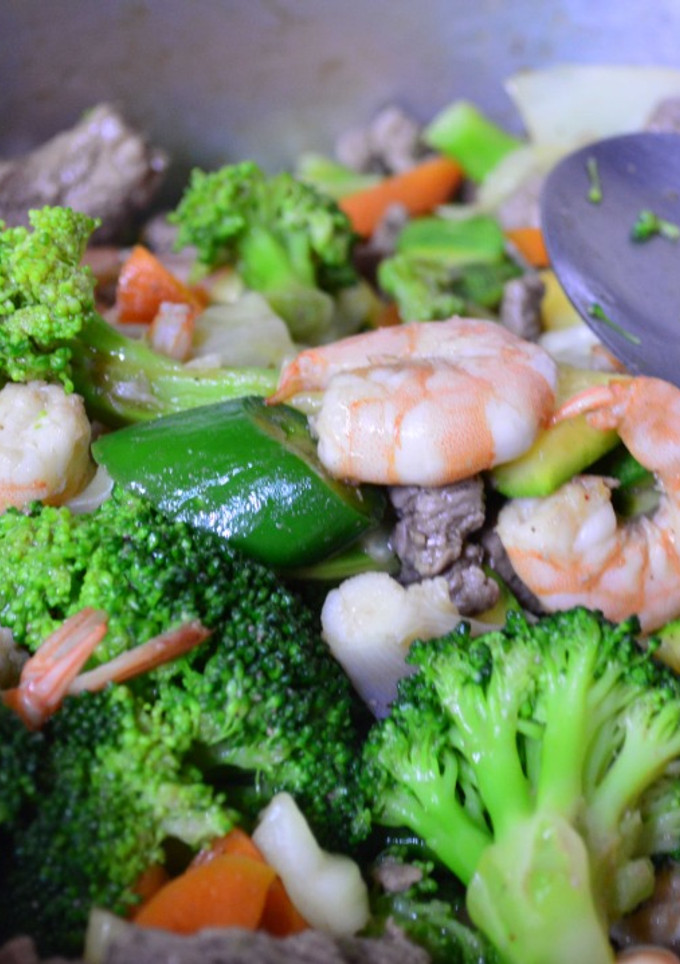Una foto de Verduras con camarón y carne