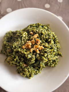 Una foto de Risotto verde - espinacas, pollo, queso de cabra y nueces