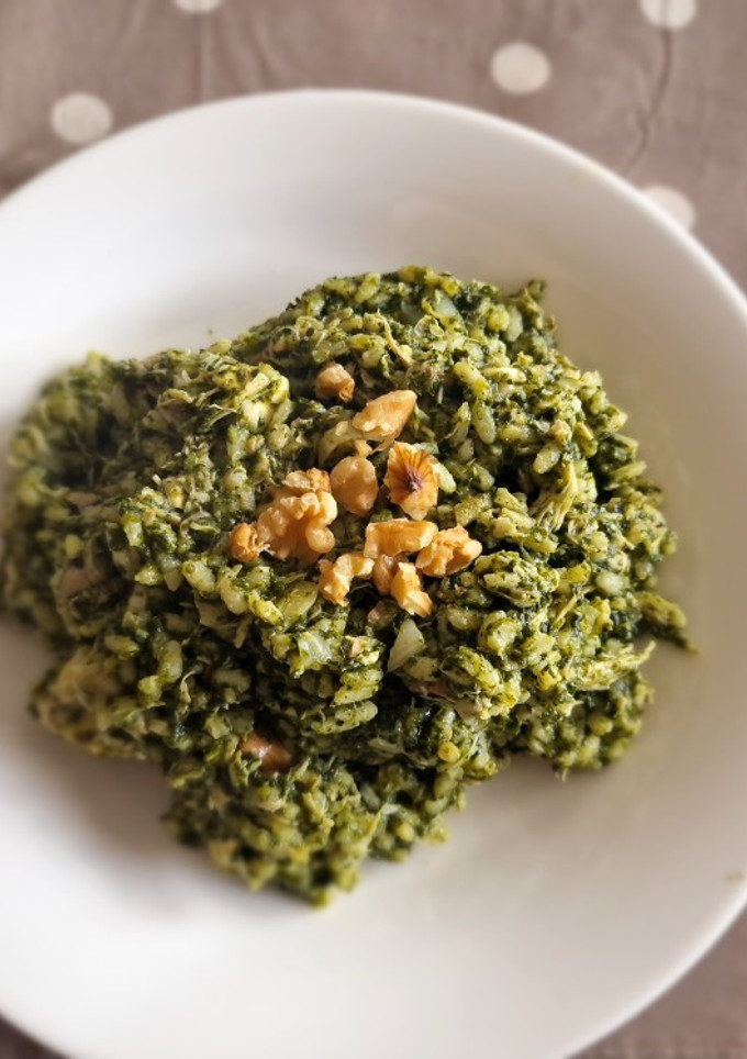 Una foto de Risotto verde - espinacas, pollo, queso de cabra y nueces