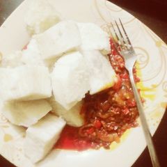 A picture of Boiled yam with onion/pepper sauce.