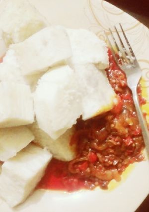 A picture of Boiled yam with onion/pepper sauce.