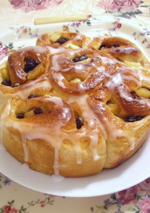 A picture of Sautéed Apple and Raisin Pull Apart Bread.