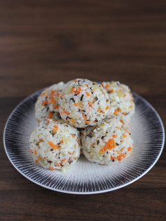 Foto resep Tuna Mayo Rice Ball | Chamchi-mayo Jumeokbab (참치마요 주막밥)