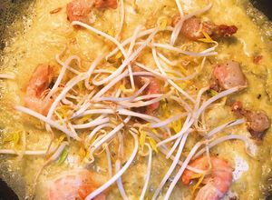 Hình của món Bánh xèo nhân tôm thịt.