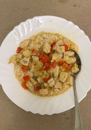 Una foto de Pollo con hongos/ curry