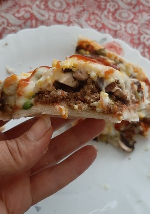 عکسی از دستور پیتزا با گوشت چرخ کرده🍕