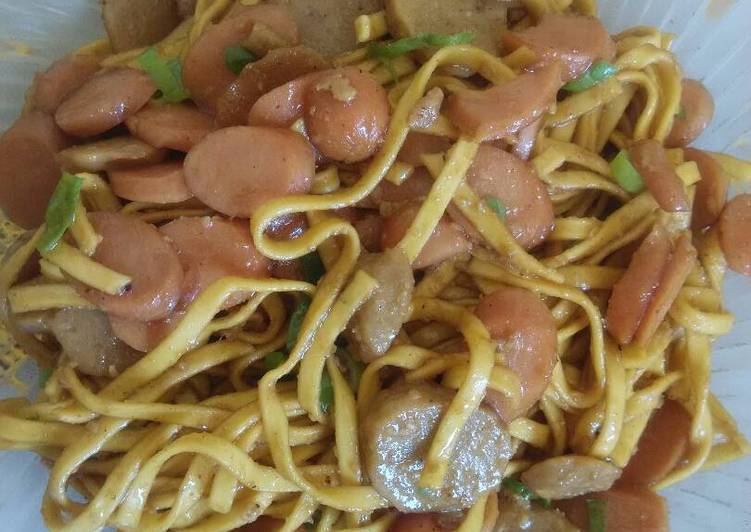 Mie gepeng goreng bakso sosis