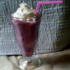 A picture of Very Berry Yorgurt & Granola Smoithie.