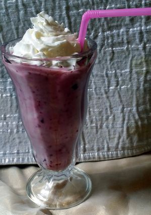 A picture of Very Berry Yorgurt & Granola Smoithie.