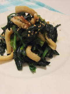 A picture of Spinach and Chikuwa with Oyster Sauce and Mayonnaise.