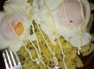 Una foto de Fideos con pesto y huevo