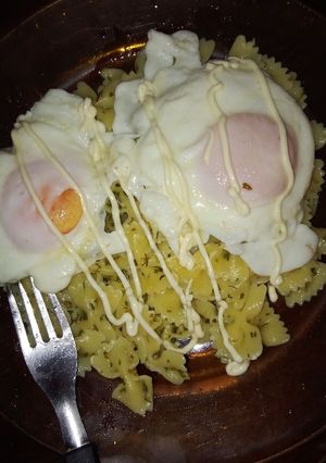 Una foto de Fideos con pesto y huevo