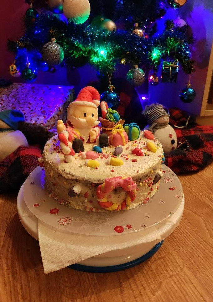 Una foto de Tarta Navidad con modelado de Papá Noel