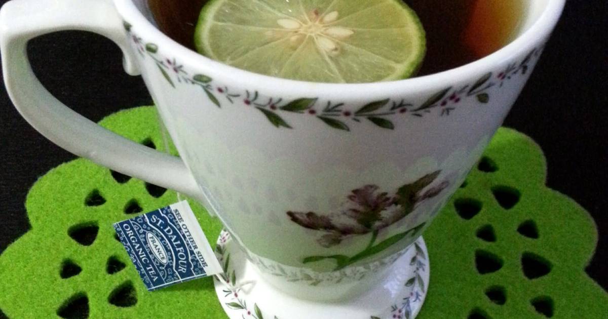 Лайм в чай. Чай с лаймом. Зеленый чай с лаймом. Чашка чая с лаймом. Чай лайм малина чашка.