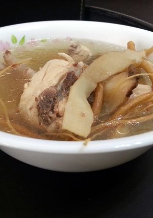 A picture of Lg chicken soup with 2 herbs.