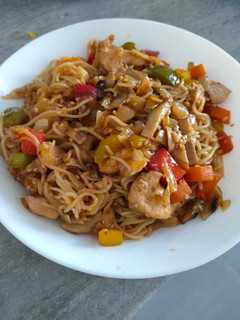 Una foto de Fideos de arroz con verduras