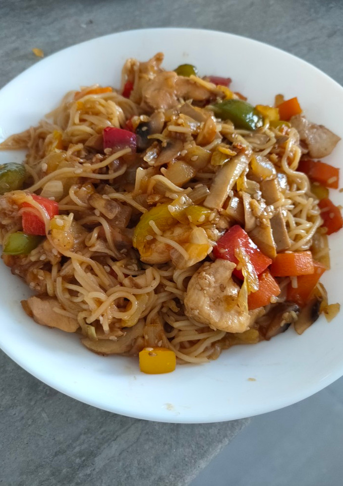 Una foto de Fideos de arroz con verduras