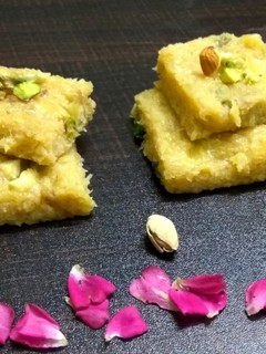 குல்கந்து சுரைக்காய் பர்பி (Kulkand suraikkai burfi recipe in tamil) செய்முறை முக்கிய புகைப்படம்