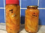 Una foto de tomate verdes en vinagre