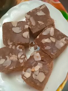 صورة لوصفة حلوة السنيوة بالشكولاطة واللوز🍫🫶🤎🥧