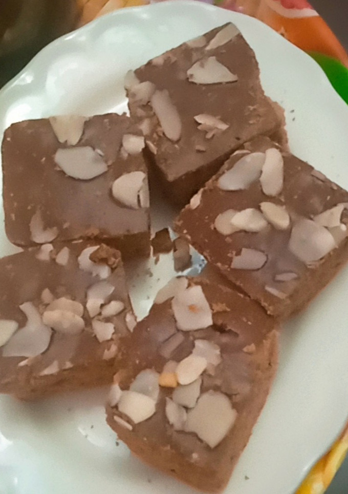 صورة لوصفة حلوة السنيوة بالشكولاطة واللوز🍫🫶🤎🥧