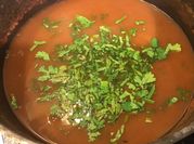 Une photo de soupe coriandre