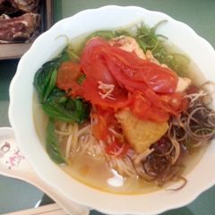 A picture of Bún riêu.