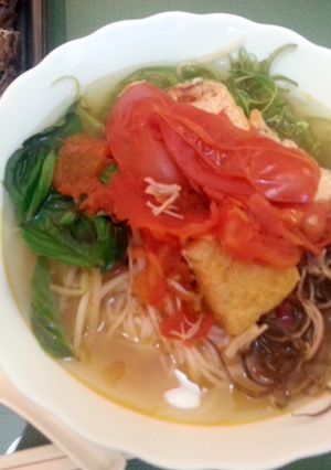 A picture of Bún riêu.