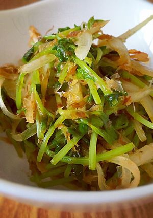รูปของ โต้วเหมี่ยวคลุกปลาโอแห้ง 豆苗と玉ねぎのおかかわさび和え tōmyō to tamanegi no okaka wasabi
