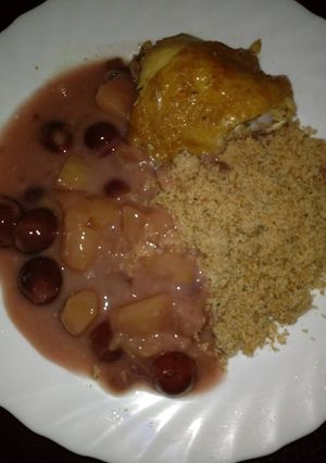 Gyümölcsszósz, pirított darával és sült hússal recept fotója