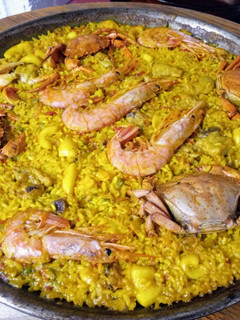Una foto de Paella de marisco