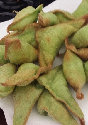 A picture of Cream cheese vegetable fried dumplings.