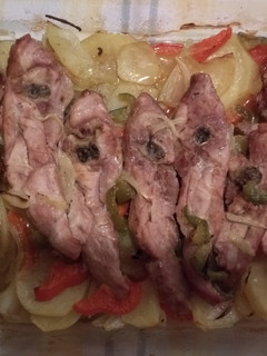 Una foto de Chuletas de pavo sobre cama de verduras