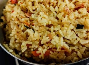 Una foto de MIX DE ARROZ,🥓Tocineta y Vegetales con Fideos..🥕🧅🥒🫑🧄🌶️..!