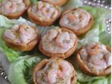 Focaccine di sfoglia con salsa rosa e pistacchi
