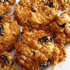 A picture of Crunchy Oatmeal Raisin Cookies.