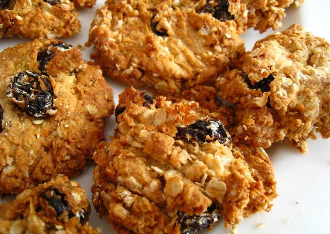 Crunchy Oatmeal Raisin Cookies