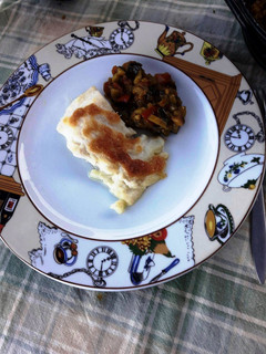 Una foto de Bacalao gratinado con mousse de ajo y aceite. Acompañado de Sanfaina Catalana