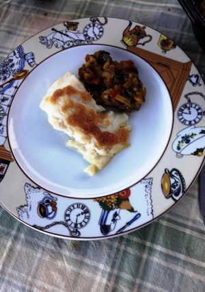Una foto de Bacalao gratinado con mousse de ajo y aceite. Acompañado de Sanfaina Catalana