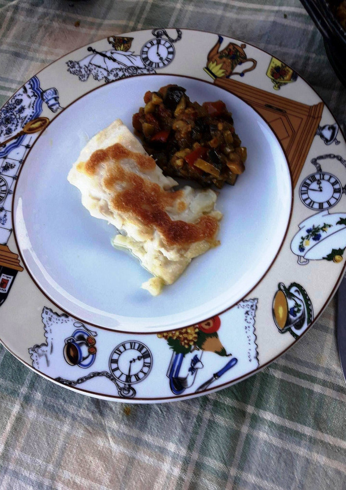 Una foto de Bacalao gratinado con mousse de ajo y aceite. Acompañado de Sanfaina Catalana
