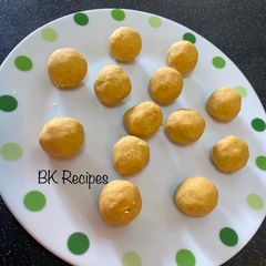 A picture of Roasted Gram Ladoo.