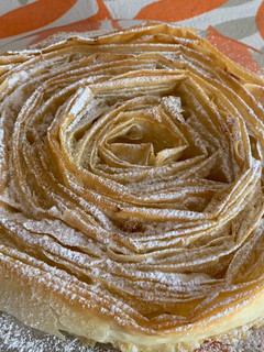 Una foto de La famosísima tarta flor.. Ruffle milk pie