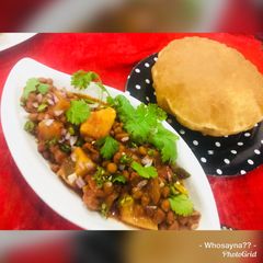A picture of Whosayna’s Chana Aloo and Puri.