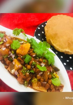 A picture of Whosayna’s Chana Aloo and Puri.