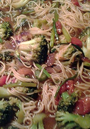 A picture of Canton noodles and vegetables.