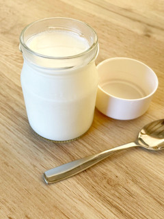Una foto de Yogur natural en yogurtera