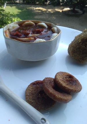 A picture of Tamaind banana chatani.