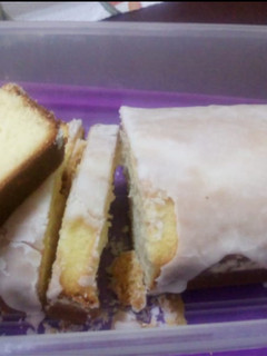 Una foto de Budín de limón con glaseado de limón